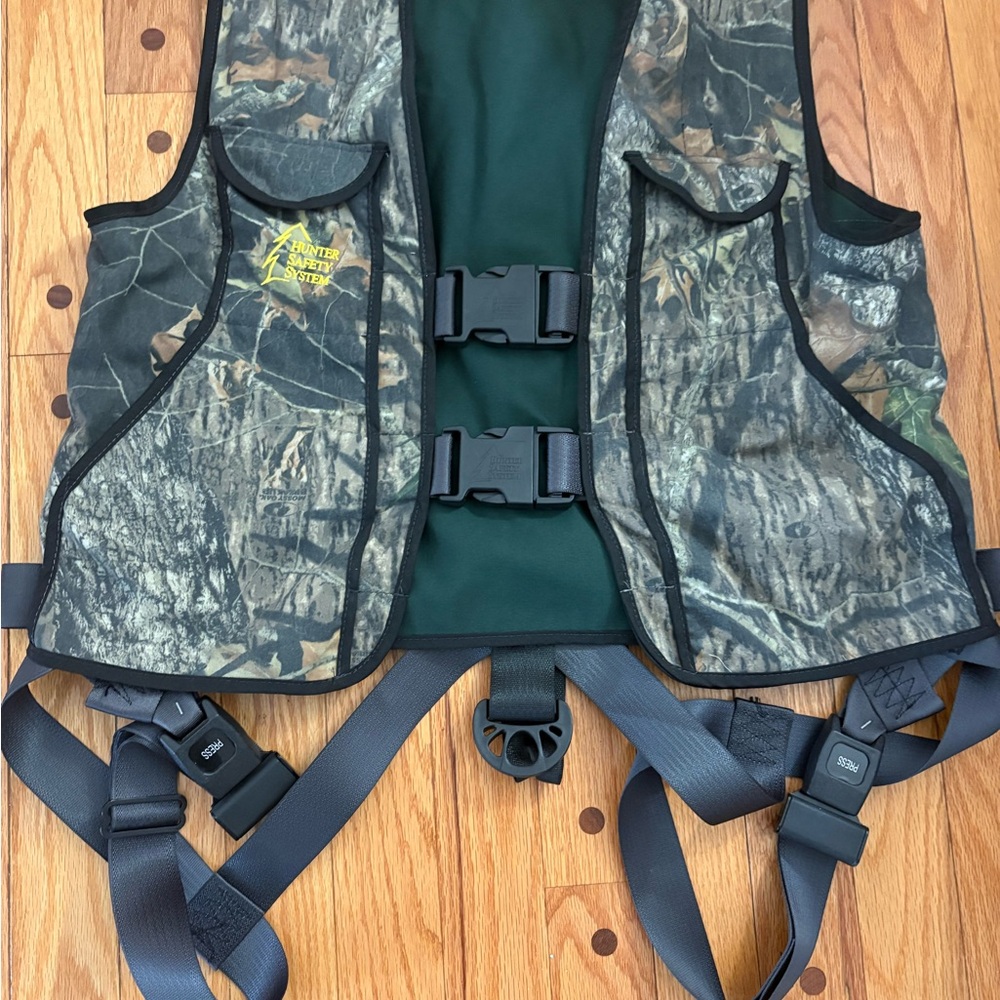Camo Hunting Vest with Safety Harness